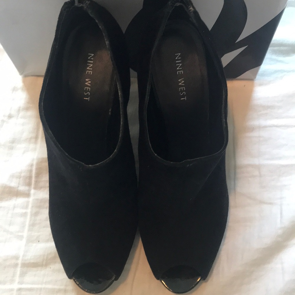 Nine West suede black peep toe booties w/zipper